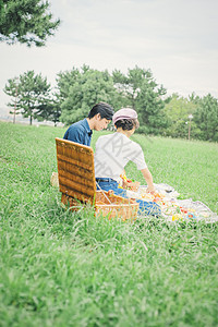 愉快乐趣三十几岁野餐夫妇图片