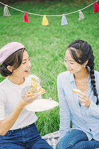 二十几岁好朋友努力获取野餐女朋友图片