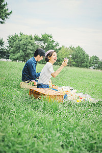 亲密笑容熟的野餐女朋友图片