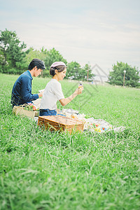 男女假日笑脸野餐夫妇图片