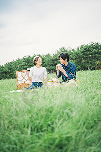 笑容日式便当30多岁野餐夫妇图片