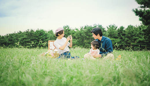 女孩年轻的女孩女士们野餐家庭图片