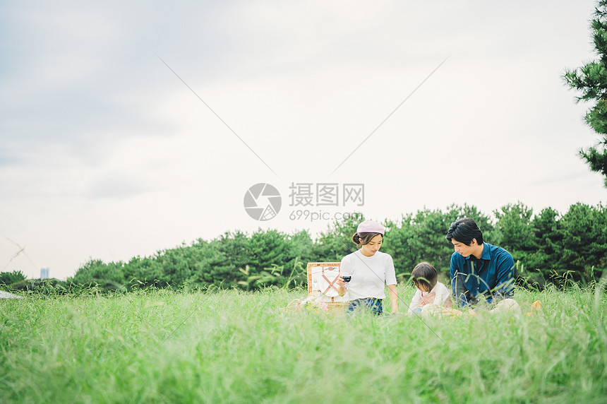 快乐女孩假日野餐家庭图片