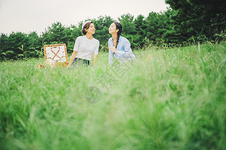 努力获取坐亚洲人野餐女朋友图片