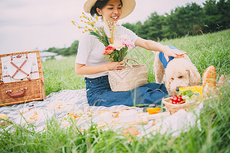 草坪抚摸外面野餐女士宠物图片