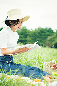 乐趣人类坐野餐女士图片