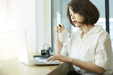 年轻女一人同伴女生意图片