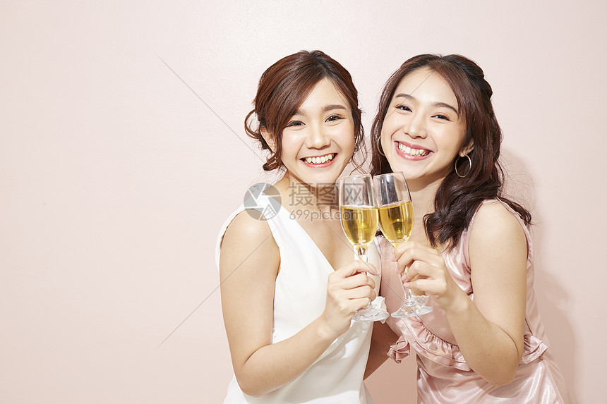 聚会上举着香槟干杯的女性