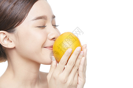 亲吻橙子的年轻女子图片