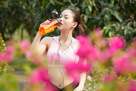喝水休息的运动女青年图片