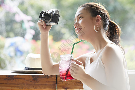 愉快放松的女人拍风景图片