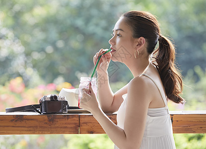 暑假酒店旅途女人生活方式图片