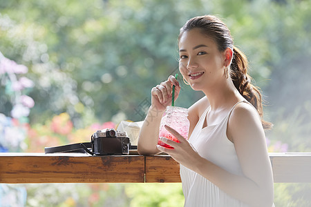 假期景点女子享受生活图片