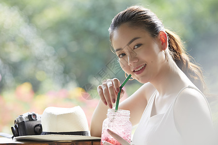 欢快拍摄喝饮料的女人享受生活图片