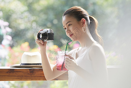 年轻女人拍摄的生活方式图片