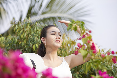 挡住眼睛看远景的女人图片