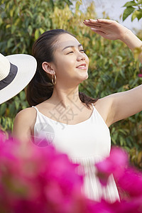 户外轻松愉快女人度假旅行图片