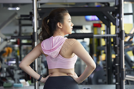 健身房穿着运动装的女性背影图片