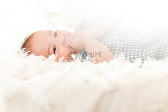 躺着吃手指的可爱婴儿图片