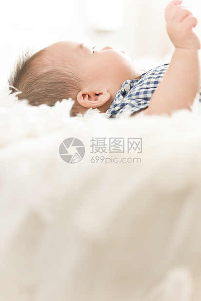 躺在毯子上的婴儿特写图片