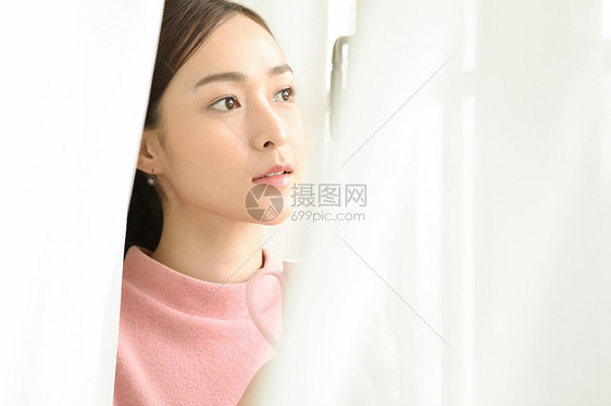 窗边休息的女性图片