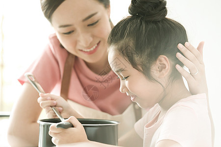 妈妈和小女孩一起做饭图片