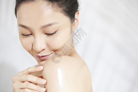 身体护理涂抹手臂的女性图片素材