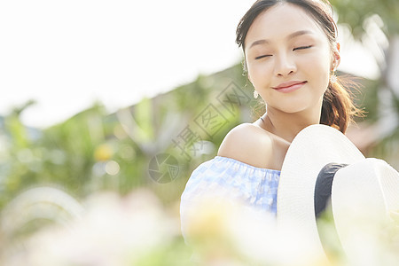 假日度假旅游的年轻女子图片