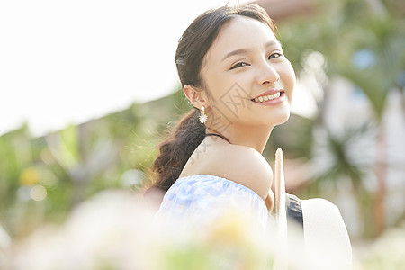 假日度假区的年轻女子图片