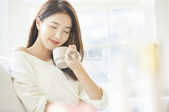 简约干净的美女居家喝茶图片