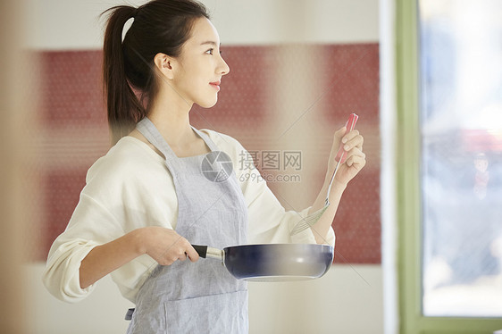 女人做饭图片