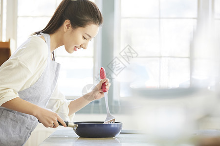 女人做饭图片