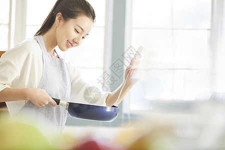 女人做饭图片