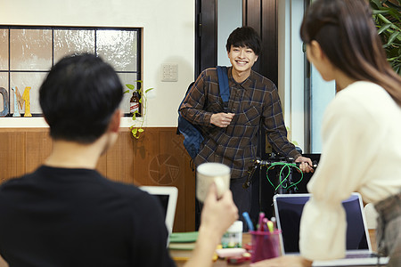 通勤的男士图片