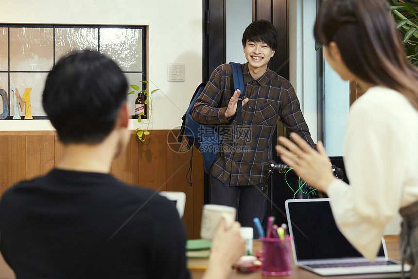 上班通勤的男性高清图片下载-正版图片502255536-摄图网