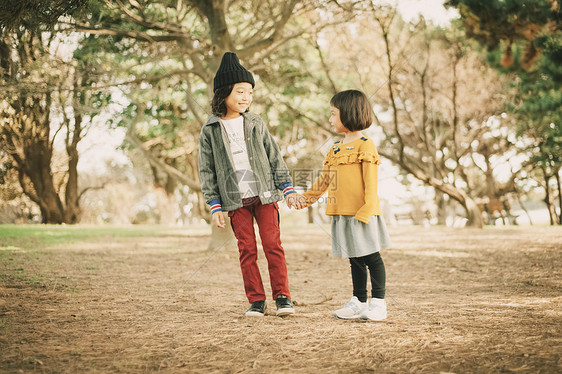 孩子们在公园玩耍图片