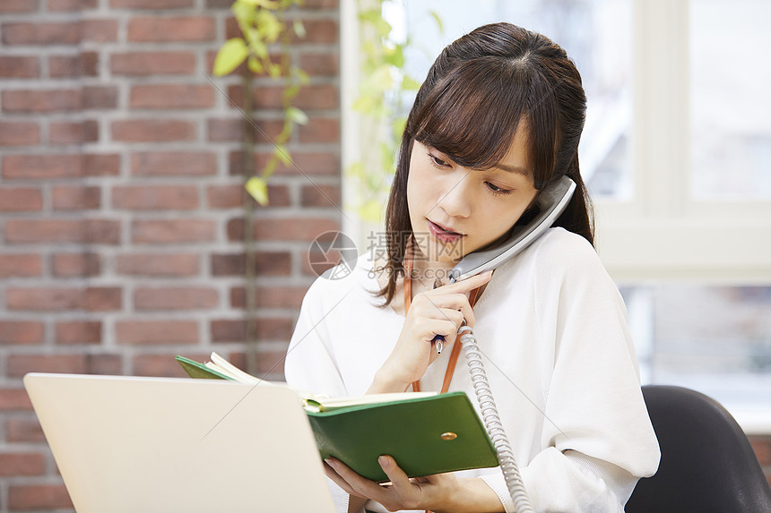 办公室打电话的女职员图片