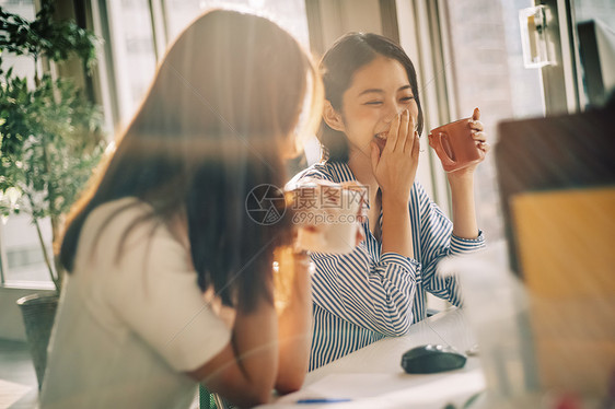 办公室聊天的青年女性图片