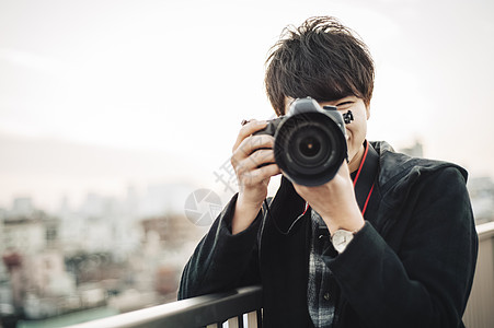 20多岁亚洲人人物男屋顶摄影师图片