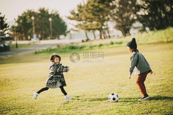 男孩享受自我小女孩孩子们玩公园图片