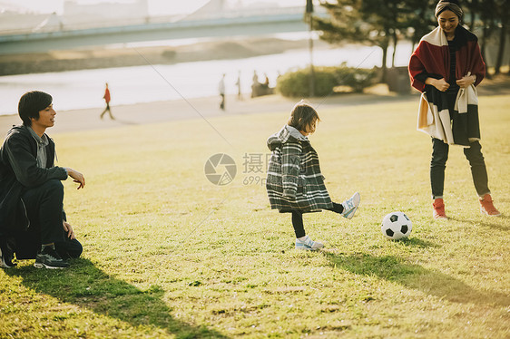 父母和小孩享受自我暮色父母和孩子公园玩图片