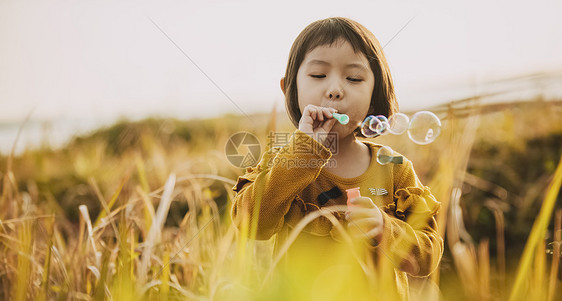 晚间享受自我欢快孩子们玩川原图片