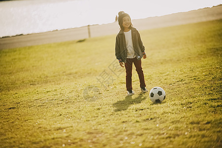 小朋友公园踢足球图片