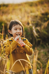 草原欢闹笑容孩子们玩川原图片