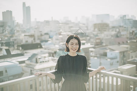 户外街道天空女人屋顶肖像图片