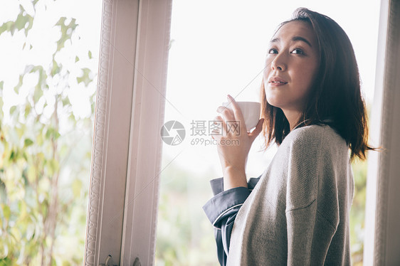 居家女人喝下午茶图片