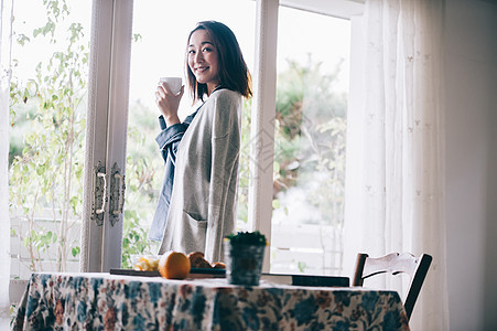 居家女人喝下午茶图片