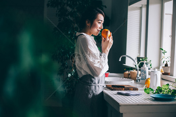 在厨房准备美食的女人图片