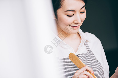 在厨房准备美食的女人图片