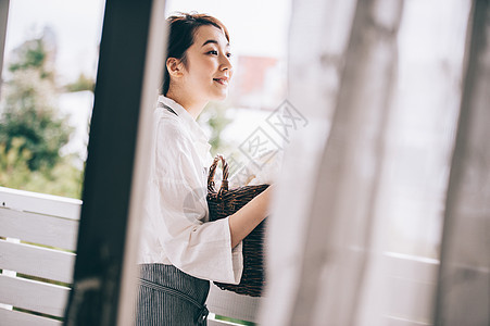 居家女人做家务图片